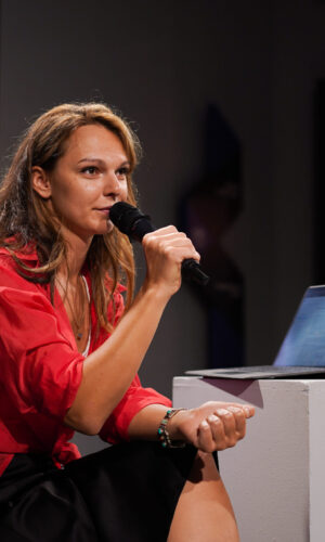 Anastasia Saltykova - auteur et présentatrice d'une conférence sur les contes de fées
