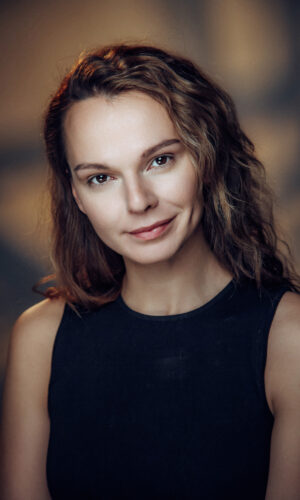 Анастасия Салтыкова - актерское портфолио, портрет крупным планом, легкая улыбка