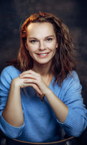 Анастасия Салтыкова - актерское портфолио, поясной портрет, открытая улыбка