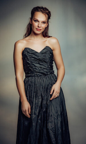 Анастасия Салтыкова - актерское портфолио, ростовой портрет в платье