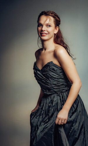 Анастасия Салтыкова - актерское портфолио, ростовой портрет в платье, открытая улыбка