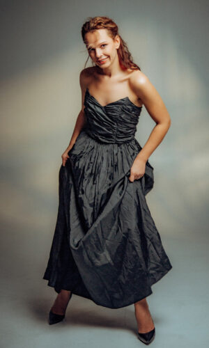 Анастасия Салтыкова - актерское портфолио, ростовой портрет в платье, игриввая улыбка