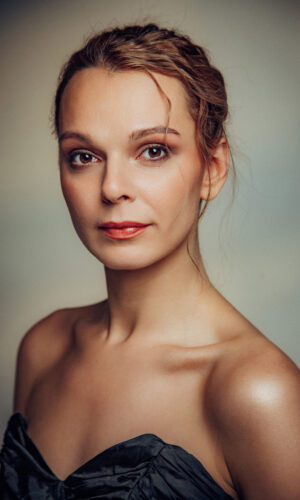 Анастасия Салтыкова - актерское портфолио, портрет крупным планом, открытые плечи