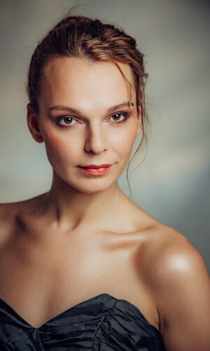 Анастасия Салтыкова - актерское портфолио, портрет крупным планом, открытые плечи