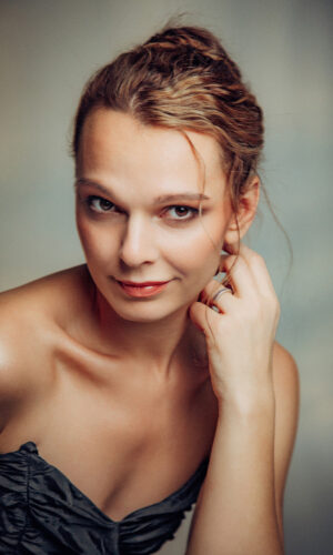 Анастасия Салтыкова - актерское портфолио, портрет крупным планом, открытые плечи