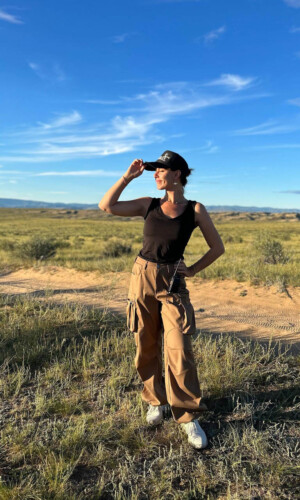 L'actrice Anastasia Saltykova sur le plateau de tournage en République de Tyva