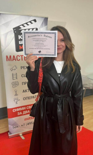 Anastasia Saltykova est diplômée du cours d'écriture de scénario de l'école de cinéma A. Mitta.